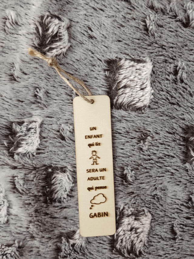 Marque page garçon "Un enfant qui lit "